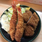 とんかつ春 - 海老ヒレミックス・1650円。この海老フライは、海老フライ（上）と同じサイズ。海老フライ定食だとこの海老が3本。で、1400円。
