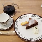 ルケア! コーヒー - ケーキセット(880円)です。