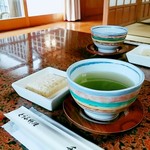 和仲荘 - 最初に濃いめのお茶とお豆腐の寒天寄せ