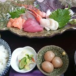 Oshokujidokoro Suzukiya - お刺身定食。右上の鯨の尾の身食べてみたかった。