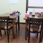 華萬 - テーブル席の様子