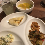 Bab-ul Hayat - コールスロー、カレー、トルコ風ピザ