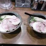 麺屋NOROMA - 左が大盛、右が普通盛