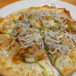 YAICHIRO - シラスと豚バラの味噌ピザ