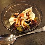 しゃぶ葉 - ソフトクリームにレーズンと黒蜜をトッピング