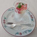 ミクニナゴヤ - 洋梨のコンポート　白ワインのグラニテとそのジュレ　フランボワーズ　ハチミツ風味