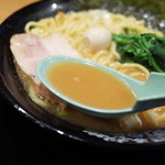 Yokohamaiekeiramenfufuseshouten - スープは濃い目でオーダーしたので、醤油感の強いスープでした。