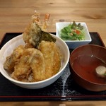 Tentsune - 天丼980円、サラダ、お新香、すまし汁付き。