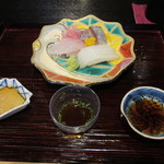 祇園 いわさ起 - お造り。左から沖縄塩とごま油、梅干の煎り酒、醤油。