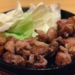 Kusukusu - 地鶏ゴロ焼鉄板 800円  柚胡椒がたっぷり添えてあって美味！