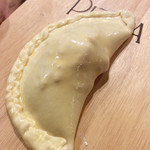 イタリアンバール ミーオ - オーブンに投入する前のカルツォーネ。スタッフに無理を言って撮影させて貰った。