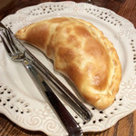 イタリアンバール ミーオ - 「海老＆貝柱入りカルツォーネ(包みピザ)」(1300円)。