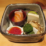 器楽亭 - むかご 抹茶塩、サーモンのコンフィと春菊、柿の白和え、カマスの押し寿司、筋子の粕漬け、鱧チップス