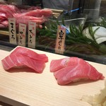 寿司 魚がし日本一 - 1回めの大とろ（右）と中とろ（左）