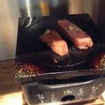 浅草 牛かつ - 陶板の上で焼いて食べる！