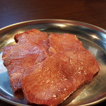 Horumon Yakiniku Meiraku - 当店自慢の上タン塩は必ずオーダーが入ってからさばくので、鮮度抜群です！