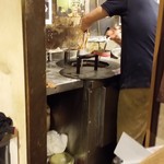 カッチャル バッチャル - 調理場②タンドールで作業しているのが見えた。