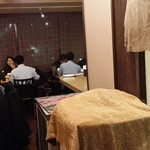 入口そばはカウンター席、窓際のテーブル席は全て埋まっていた。