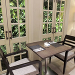 COFFEE LOUNGE - テラス側のテーブル