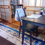 Sobadokoro Kunisaku - 畳の上に絨毯、全てテーブル席でした。