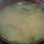 Uoichi Shouten - 味噌汁。デカいアサリが入ってます。
