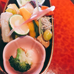 一期 - わっぱ弁当料理の下にも、出汁巻きや魚が沢山出てくる。宝箱だなぁ〜