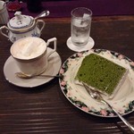 茶亭 羽當 - □ウインナーコーヒー 950円(内税)/抹茶のシフォンケーキ500円(内税)□