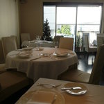 テーブル席が５つのこじんまりした落ちついた空間