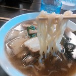 よこじ - 縮れ平打ち中太麺