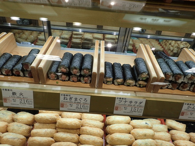 『お決まりの、いなり寿司とバッテラ。』by 行列のできる : 古市庵 北千住マルイ店 - 北千住/寿司 [食べログ]