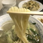 三幸苑 - 【2016.11.24】加水率高めの平打ち中太麺。デロ気味な茹で上げ。