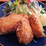 郷土料理 楽味 - グラタンコロッケとカキフライのアップ。