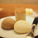 ミクニ - パン３種
      
      2016.11ランチ利用