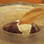 ミクニ - 山形県産洋梨の赤ワイン煮、キャラメルアイスクリームとシナモンチュイル添え
      
      2016.11ランチ利用