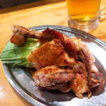 酒と料理のなつ - 骨付鶏・ひな（￥880）。カットされており食べやすい。濃厚バター＆塩＆スパイシー！