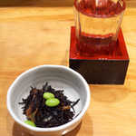 酒と料理のなつ - 琴平町の地酒「金陵」をもっきりで（￥600）。お通しはひじき（￥330）