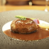 ミクニ - 特選黒毛和牛ハンバーグステーキ、デミグラスソース
                  
                  2016.11ランチ利用
