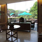 Rasa Wing Lounge - 木彫りとピューターもありますが・・