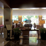 Rasa Wing Lounge - 低い天井に真四角な空間