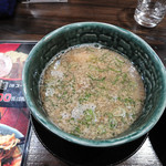 つけ麺 洋ちゃん - 洋ちゃんつけ麺のスープ。表面に脂が浮いて白く見えますが、スープ自体は普通に醤油色です