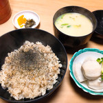 大黒 - かやくご飯(中)、落し玉子の白味噌汁、小芋の煮物、お漬物