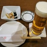 季節料理と静岡おでん しんば - お通し、生ビール