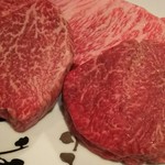 加藤牛肉店 - (2016年11月　訪問)3種焼くステーキの塊肉を事前に見せてくださいます♪