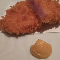 加藤牛肉店 銀座 - (2016年11月　訪問)季節の一品はハムカツ。これもたたき同様、塩気が控えめで食べやすい。特に脂身の甘さが素敵な印象。