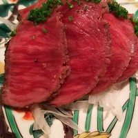 加藤牛肉店 銀座 - (2016年11月　訪問)たたき。適度な温度に戻して提供されます。たたきの下にはオニスラと、小ブロックにカットされた牛肉が入っていて尚嬉しい。