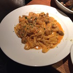 TAVERNA UOKIN - 小海老とマッシュルームのアメリケーヌソース フィットチーネ 980円(税サ別)