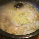 Kankoku Riyouri Mangetsu - (2016年11月　訪問)参鶏湯UP。ナツメや高麗人参入り。僅かにトロミがあり濃厚、鶏肉は骨までホロホロと食べられる。