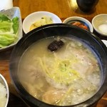 Kankoku Riyouri Mangetsu - (2016年11月　訪問)参鶏湯ランチ、900円。チープなレタスサラダに極僅かなキムチ、チヂミは2切れ付いてる。