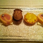 ベージュ アラン・デュカス 東京 - 