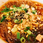 大明担担麺 - 　早速スープを頂いてみると～ほぉ～結構サラッサラで酸味が少し咳き込むくらい効いていてこれかなり好き♪辛さもそこまでは・・・辛いｗ